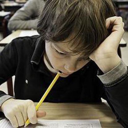 Un alumno rellena un examen tipo test en un colegio.