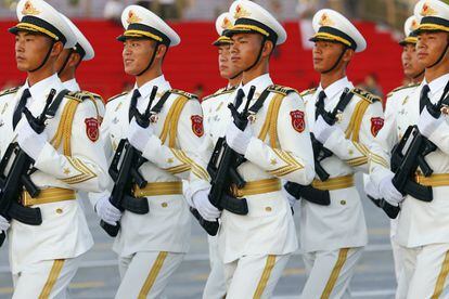 Guardias de honor del Ejército Popular de Liberación (EPL) de China, marchan por las calles de Pekín.