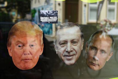 Caretas de los presidentes de EEUU, Donald Trump; Turquía, Recep Tayyip Erdogan, y Rusia, Vladimir Putin, junto a una pregatina en que se lee "Policía en todos lados, justicia en ninguno" en protesta contra los líderes del G-20 reunidos en Hamburgo.