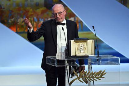 El director Jacques Audiard, con la Palma de Oro de Cannes.