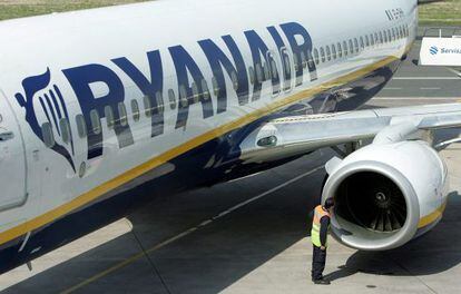 Un avi&oacute;n de la aerol&iacute;nea Ryanair. 