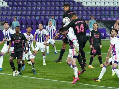 Casemiro remata de cabeza este sábado ante el Valladolid en el gol que supuso la victoria del Real Madrid en el José Zorrilla.