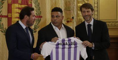 El alcalde de Valladolid, Oscar Puente; Ronaldo Nazário, nuevo propietario del Real Valladolid; y Carlos Suárez, presidente del club.
