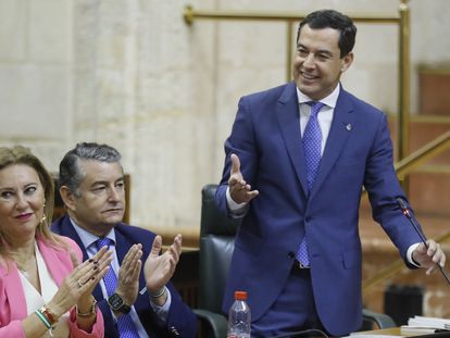 El presidente de la Junta de Andalucía, Juan Manuel Moreno, durante la sesión de control al Gobierno, en el Parlamento autonómico, en Sevilla, este jueves.