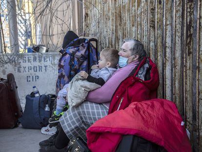 Familias víctimas del conflicto entre Ucrania y Rusia sigue arribando  a Tijuana y permanecen en la entrada de la garita Internacional de San Ysidro con el objetivo de pedir asilo humanitario a Estados Unidos.