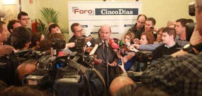 El ministro de Economía, Luis de Guindos, atiende a los periodistas tras el Foro Cinco Días.