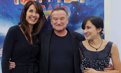 Robin Williams, entre su mujer y su hija Zelda, en 2011.
