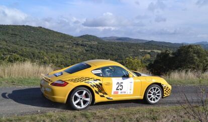 Un Porsche Cayman participando en un rally en Francia.
