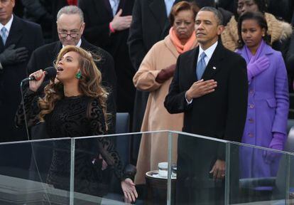 La cantante Beyonc&eacute;, durante su interpretaci&oacute;n del Himno Nacional en la investidura de Barack Obama. 