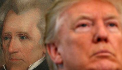 Un retrato de Andrew Jackson, en la Casa Blanca, detr&aacute;s de Donald Trump.