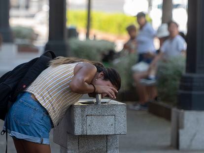Una mujer bebe agua de una fuente, el pasado 21 de agosto en Madrid en uno de los días más calurosos de la cuarta ola de calor.