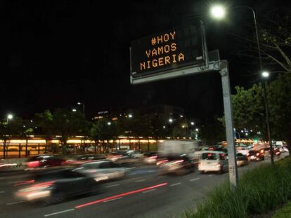 Cartelería urbana en la avenida 9 de Julio, la principal de Buenos Aires, con arengas a la selección nigeriana de fútbol.