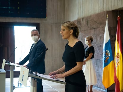 Yolanda Díaz, ministra de Trabajo (en el centro), junto al presidente de Canarias, Ángel Víctor Torres, el pasado 3 de junio en Santa Cruz de Tenerife.