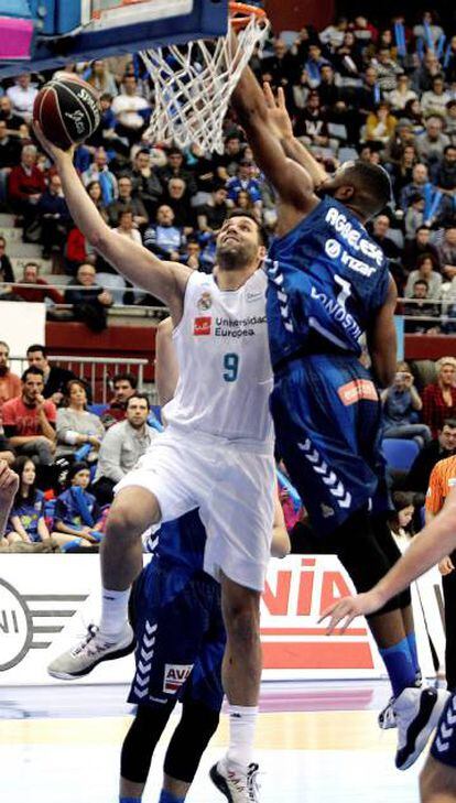 Felipe Reyes lanza ante Michael Olanyika