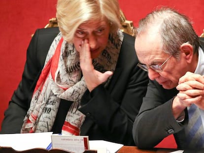 Pier Carlo Padoan, ministro de Econom&iacute;a y Finanzas de Italia, junto a la ministra de Defensa, Roberta Pinotti.