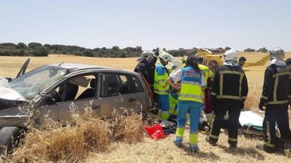 Los equipos de emergencias atienden en Madrid este pasado viernes a una joven que sufrió un accidente de tráfico.