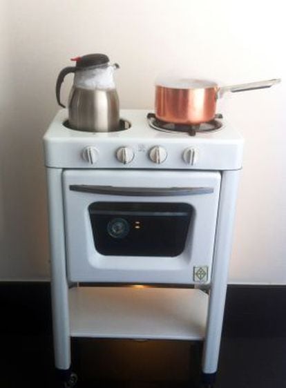 Un recipiente con nitrógeno líquido sobre un fogón de los años cuarenta.