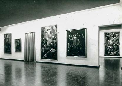 El museo Víctor Balaguer de Vilanova y la Geltrú antes del robo de 1981, con 'La Anunciación', de El Greco, en su sala, a la derecha. / Biblioteca Museo Víctor Balaguer
