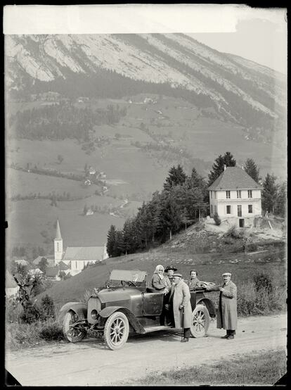 Los amigos de viaje de los Wattebled posando en un Rolls-Royce durante un alto en el camino, en los Alpes en 1921.