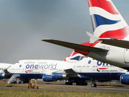 Aviones de British Airways estacionados en el aeropuerto de Bournemouth a la espera de la vuelta con una producción recortada y el despido de 12.000 empleados.