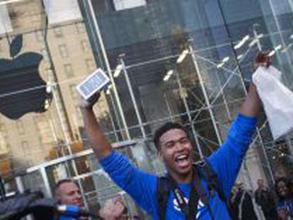 Uno de los primeros compradores del iPhone 5S en la tienda de Apple de la Quinta Avenida de Nueva York.