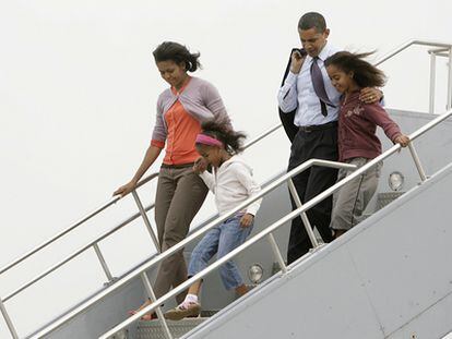 La primera dama estadounidense, Michelle Obama, con su esposo e hijas a su llegada al aeropuerto Internacional de Indianápolis en 2008