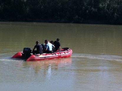 La policía navega por el Guadalquivir en busca de pistas sobre el paradero de Ruth y José, los dos niños desaparecidos el sábado en Córdoba.