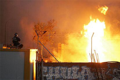 Un bombero trata de extinguir el fuego declarado en la subestación eléctrica de Méndez Álvaro.