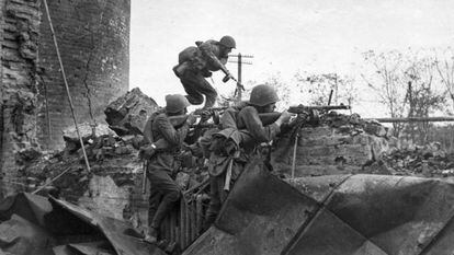 Soldados sovi&eacute;ticos combaten en las calles de Stalingrado