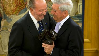Juan Carlos I entrega a Mario Vargas Llosa el Premio Internacional Don Quijote en 2010.