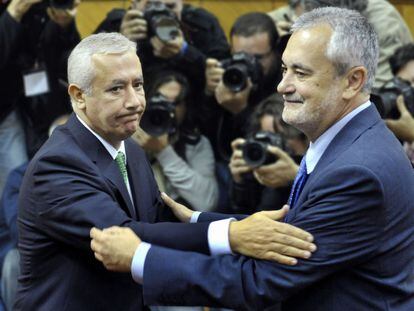 Javier Arenas felicita a José Antonio Griñán tras ser elegido presidente.