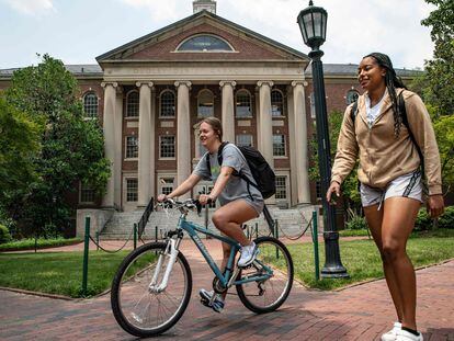 Estudiantes en el campus de Chapel Hill de la Universidad de Carolina del Norte, este jueves.