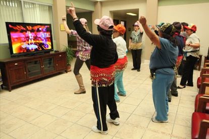 Un grupo de jubilados de Los Ángeles baila con Kinect