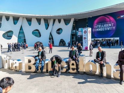 Asistentes al Mobile World Congress de 2019 se toman un descanso en los exteriores de la Fira de Barcelona.