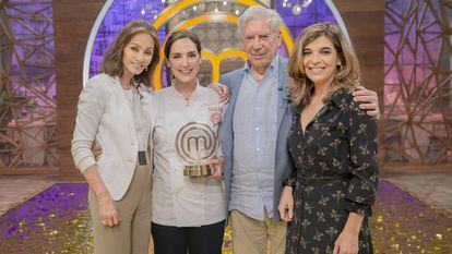 Isabel Preysler, Tamara Falcó, Mario Vargas Llosa y Xandra Falcó, tras la final de 'MasterChef Celebrity'. 