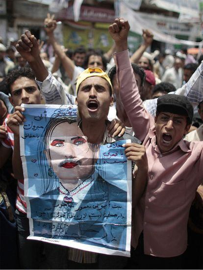 Manifestantes en Yemen muestran un cartel caricaturizado de Saleh.