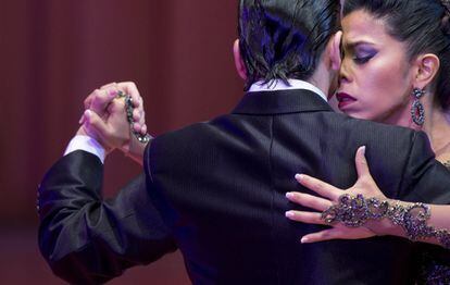 La pareja colombiana formada por Liliana Macchiabello y Alejandro Triunveri compiten en las rondas preliminares del Mundial de Tango celebrado en Buenos Aires (Argentina). La competencia arranca con más de 700 parejas inscritas de 43 países.