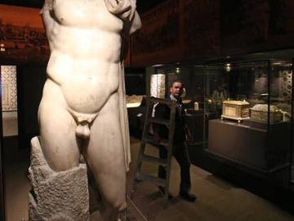 Estatua de Trajano (siglo II), hallada en Itálica, en las salas de la muestra 'El poder del pasado'.