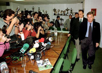 El ex seleccionador nacional de futbol Javier Clemente acompañado por Manuel Ruiz de Lopera, durante la rueda de prensa celebrada en Sevilla tras firmar como entrenador del equipo bético, el 28 de octubre de 1998.