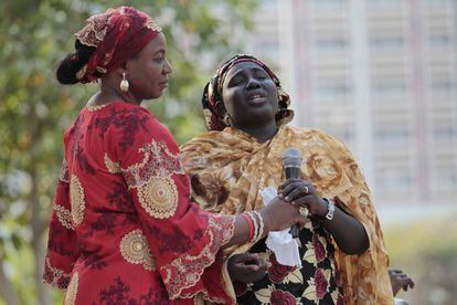 Rebecca Samuel (derecha), madre de Sarah, una de las 200 niñas secuestradas en Chibok, habla desesperada durante un acto dentro de la campaña  #BringBackOurGirls, el día 1 de enero de 2015 en Abuja (Nigeria). Las familias han pedido ayuda directa de Naciones Unidas tras perder la esperanza con las medidas del Gobierno nigeriano. REUTERS/Afolabi Sotunde