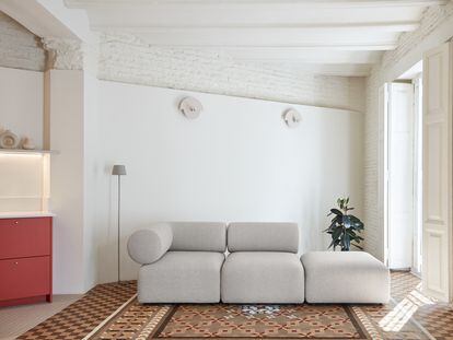 El sofá modular Offo, diseño de Arnau Reyna, se compone de formas geométricas, redondeadas y de tacto suave, y brinda la posibilidad de múltiples configuraciones.