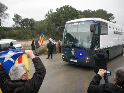 El autobús de la Guardia Civil con los presos sale de la prisión de Brians hacia Madrid. 