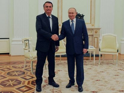 El presidente de Rusia, Vladimir Putin, saluda a su homólogo brasileño, Jair Bolsonaro, durante un encuentro en Moscú, el 16 de febrero.