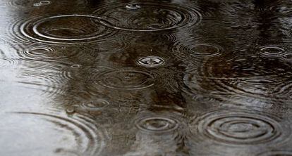 Gotas de lluvia cayendo en un charco, en Madrid. 
