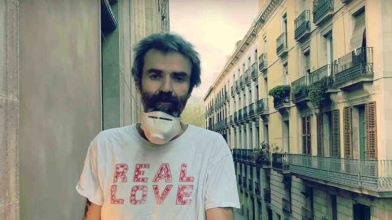 El cantante Pau Donés, en el balcón de su casa en Barcelona.