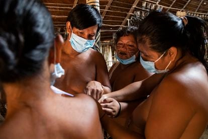 Llegar al momento del pinchazo para contener a la covid-19 requiere, en las comunidades amazónicas, un trabajo arduo. La concepción de la salud entre ellas es distinta.