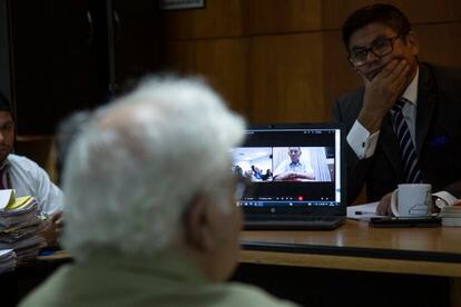 Eusebio Torres siguiendo el juicio desde su casa a través de una videollamada.