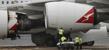 Los técnicos estudian el motor averiado del Qantas Airways A380 tras aterrizar en Singapor.