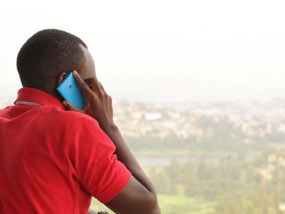 Un hombre habla por tel&eacute;fono en Kigali, una de las capitales de &Aacute;frica del Este con mayor crecimiento tecnol&oacute;gico.