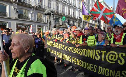 La columna de pensionistas procedente de Bilbao entra en la Puerta del Sol por la Calle Alcalá
 